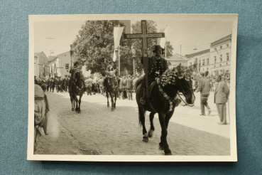 Foto Kötzting / 1920-1940 / Pferde / Strassenansicht / Kreuz / Umzug